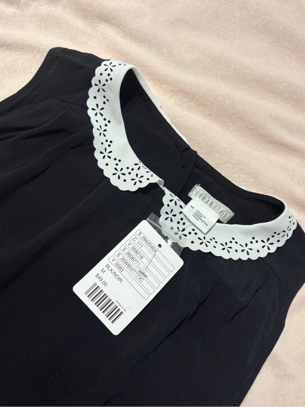Urban Outfitters Black Sleeveless Blouse with White Eyelet Peter Pan Collar - Picture 2 of 7